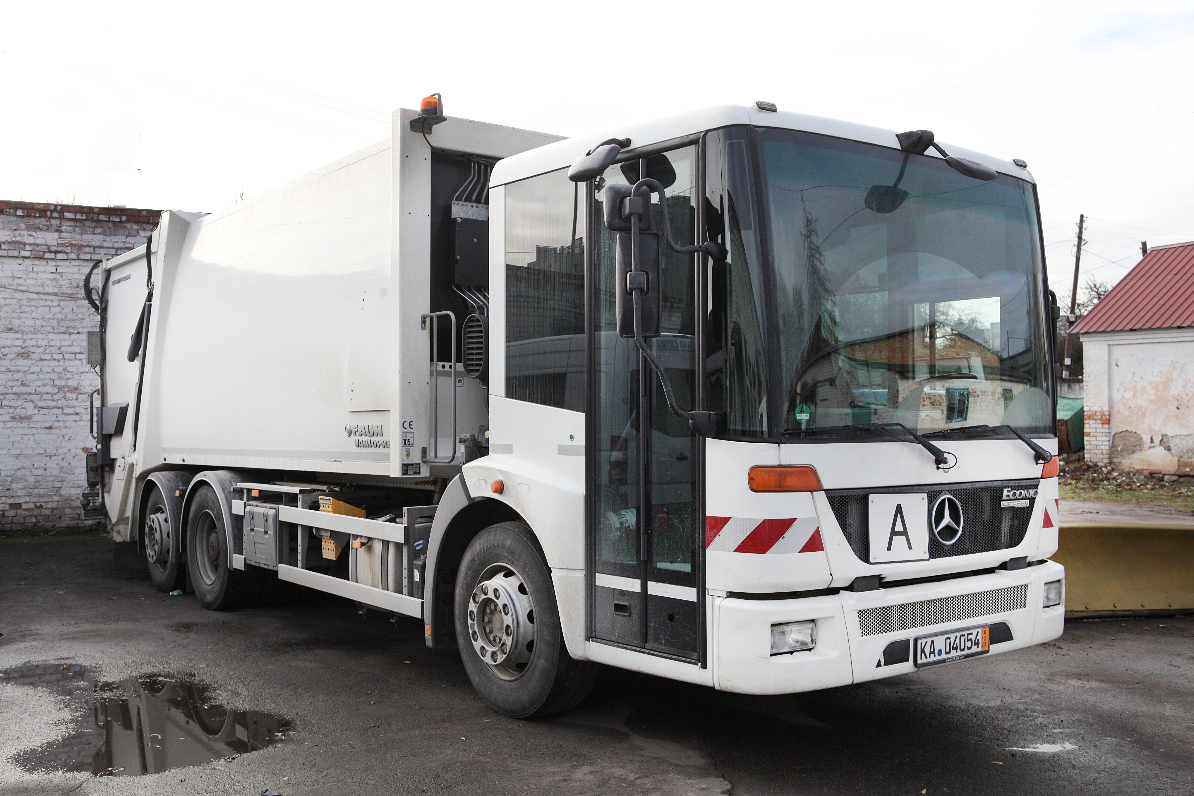 Another Garbage Truck Has Arrived in Vinnytsia from Karlsruhe and Will Work for the Benefit of the Community