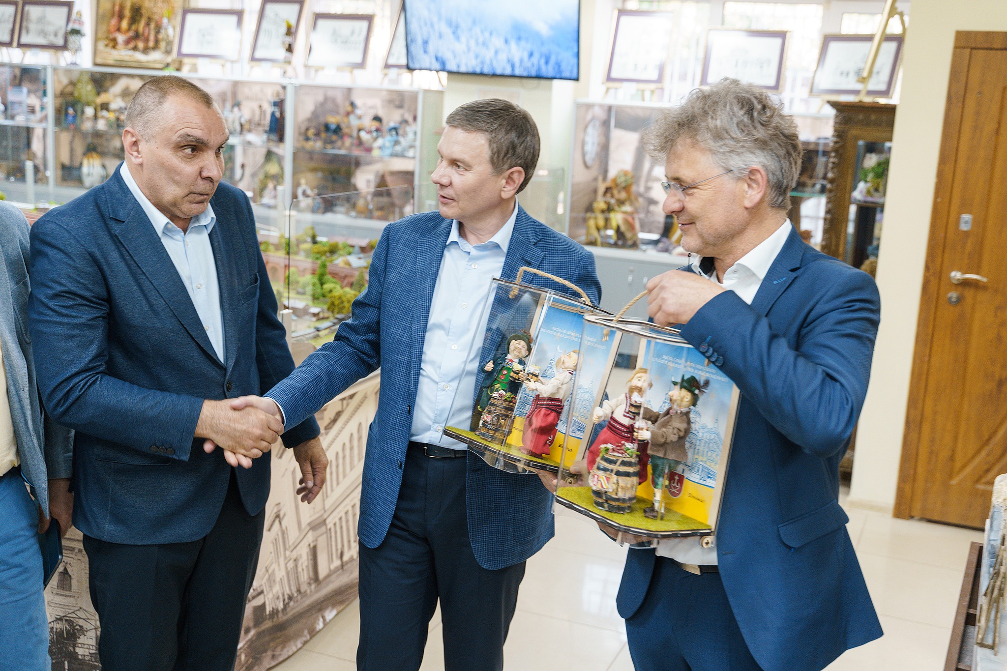 A Cossack and a German with Glasses of Brew - a Symbolic Gift Will Be Brought from Vinnytsia by the Mayor of Karlsruhe Frank Mentrup