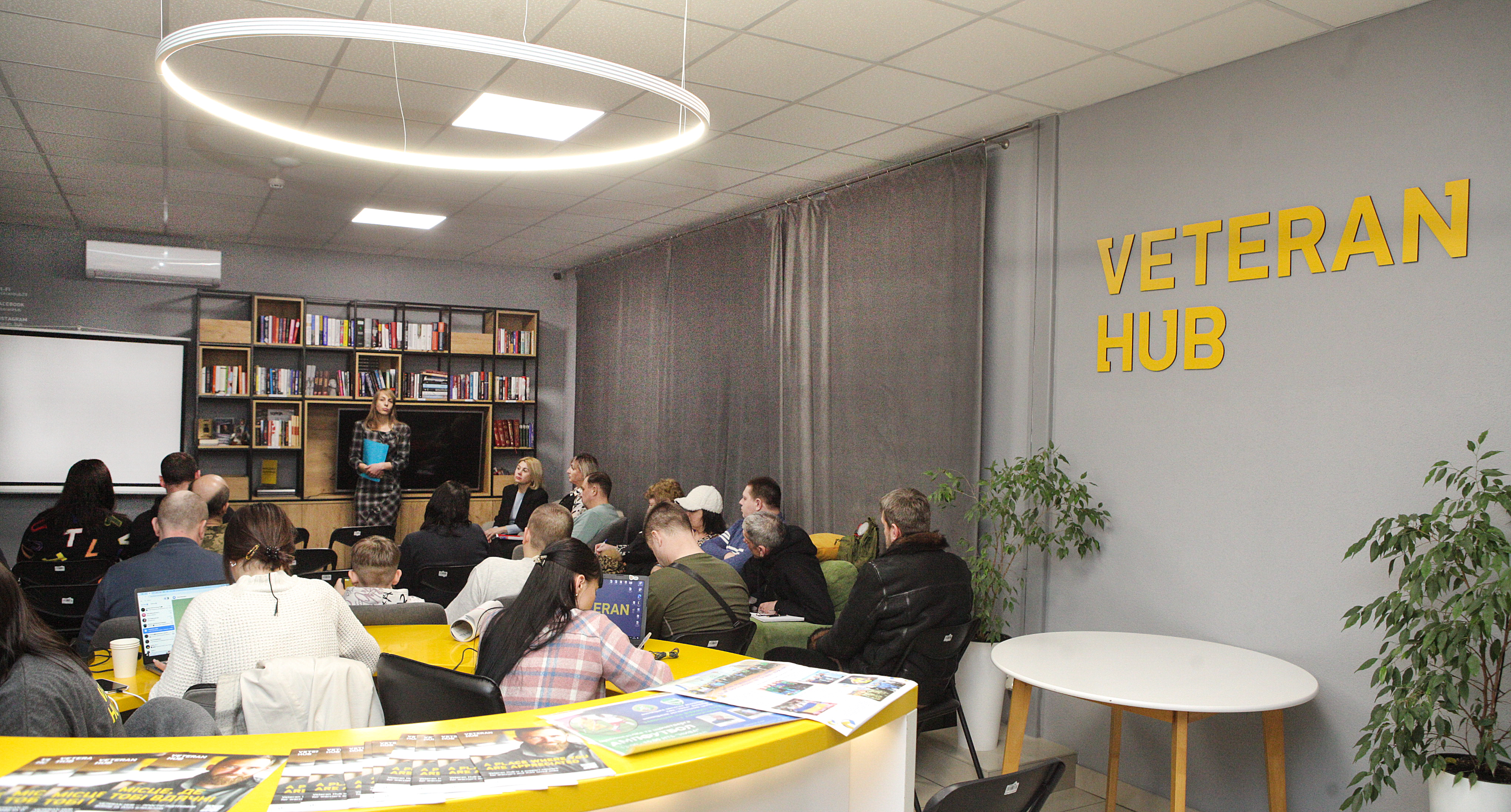 Департамент соціальної політики проводить інформаційні зустрічі з військовими, ветеранами та ветеранками, на яких розповідають про державні та муніципальні пільги