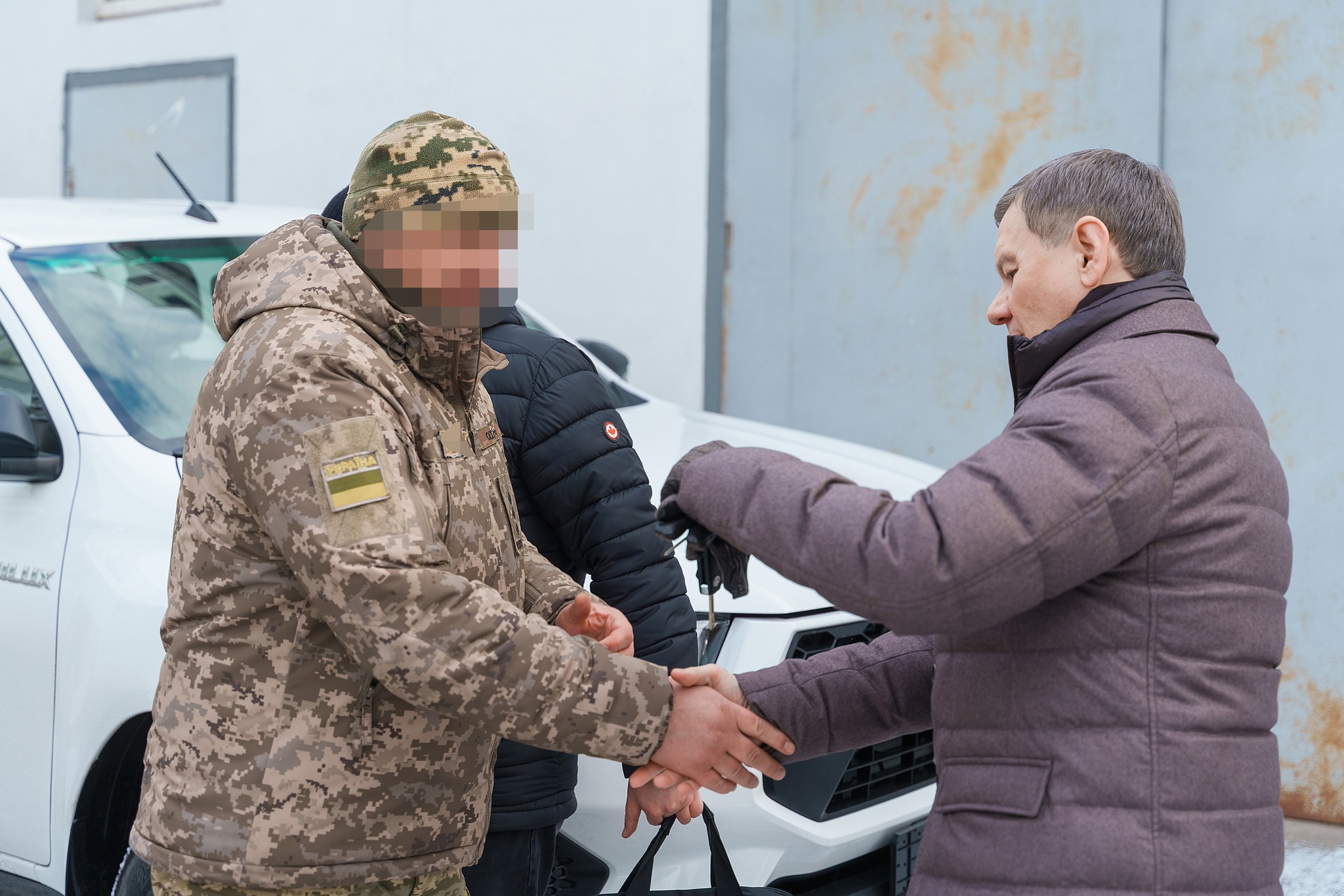 Три пікапи та 200 FPV-дронів: Вінницька міська рада спільно з громадою та у взаємодії з Міжрегіональним координаційним гуманітарним штабом передала чергову партію допомоги двом військовим формуванням