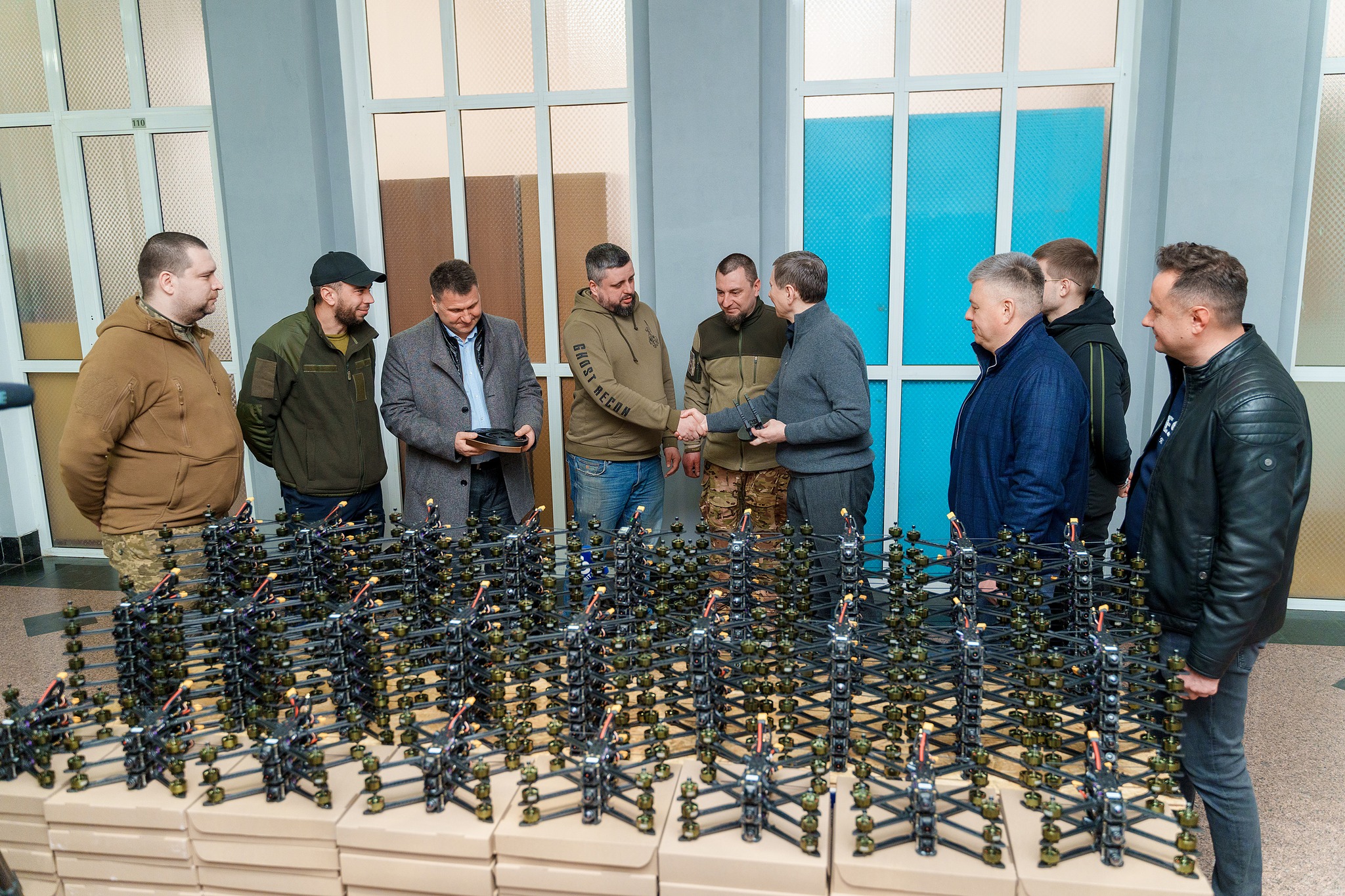 Вінницька міська рада спільно з громадою та Міжрегіональним координаційним гуманітарним штабом передали ще 200 FPV-дронів на фронт