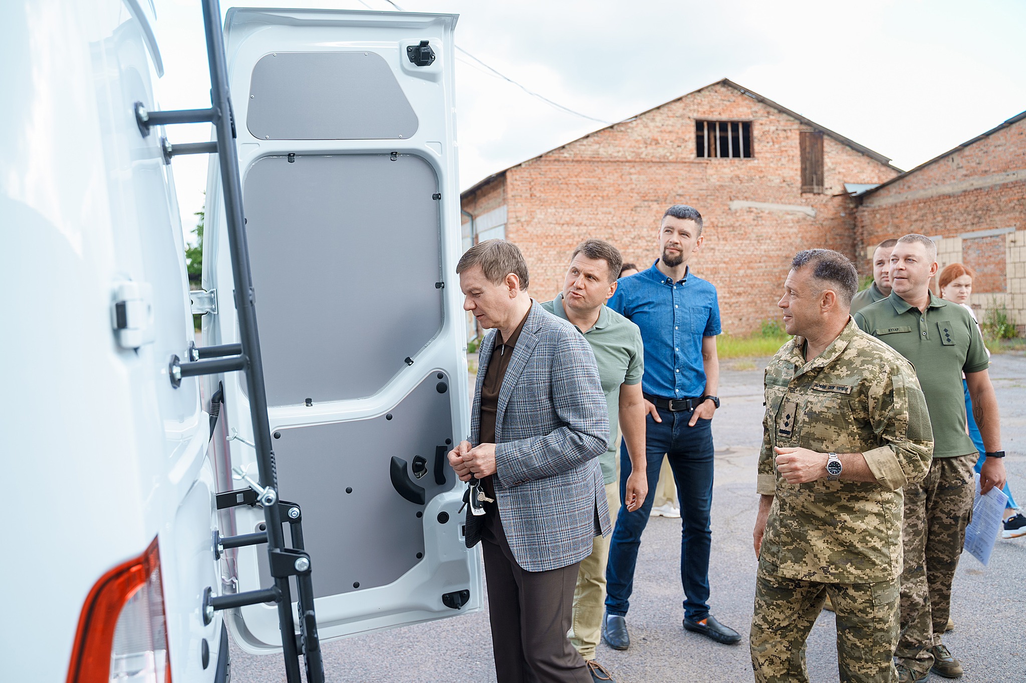 Вінницька міська рада спільно з Міжрегіональним координаційним гуманітарним штабом передала спеціальний мікроавтобус для виявлення ворожих цілей нашим Повітряним силам