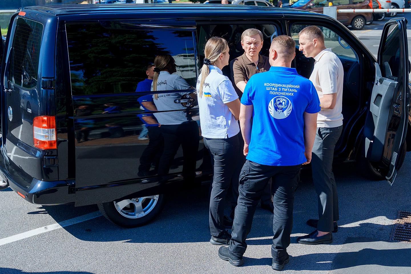 Вінницька міська рада спільно з Міжрегіональним координаційним гуманітарним штабом передала автомобіль вінницькій команді, яка займається поверненням захисників і захисниць з російського полону