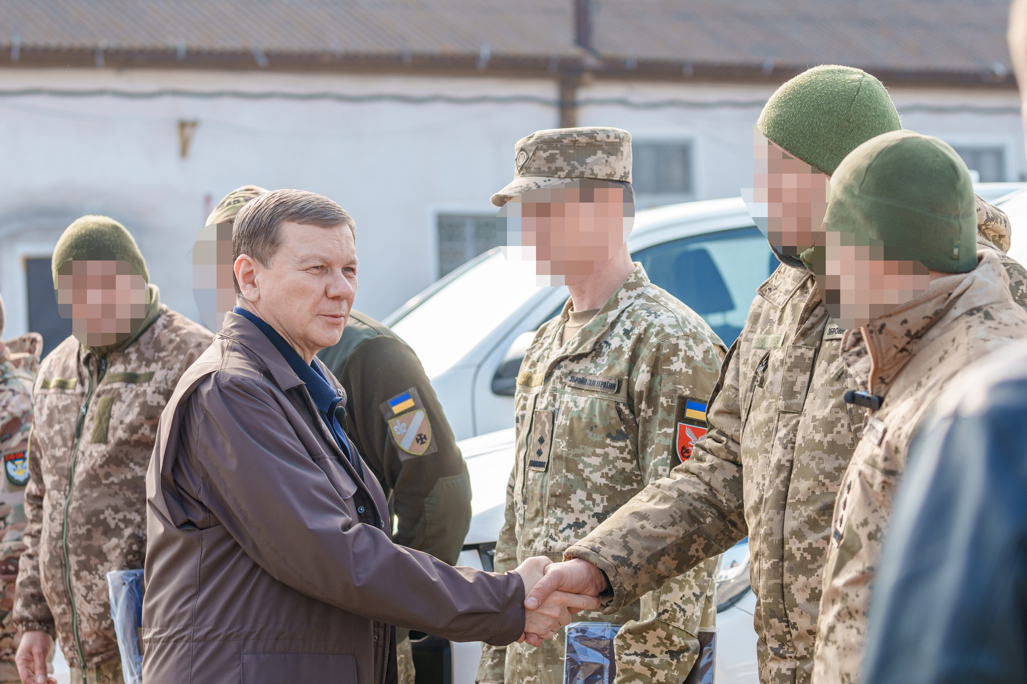 Чергова передача пікапів для чотирьох частин в межах роботи команди Міжрегіонального координаційного гуманітарного штабу