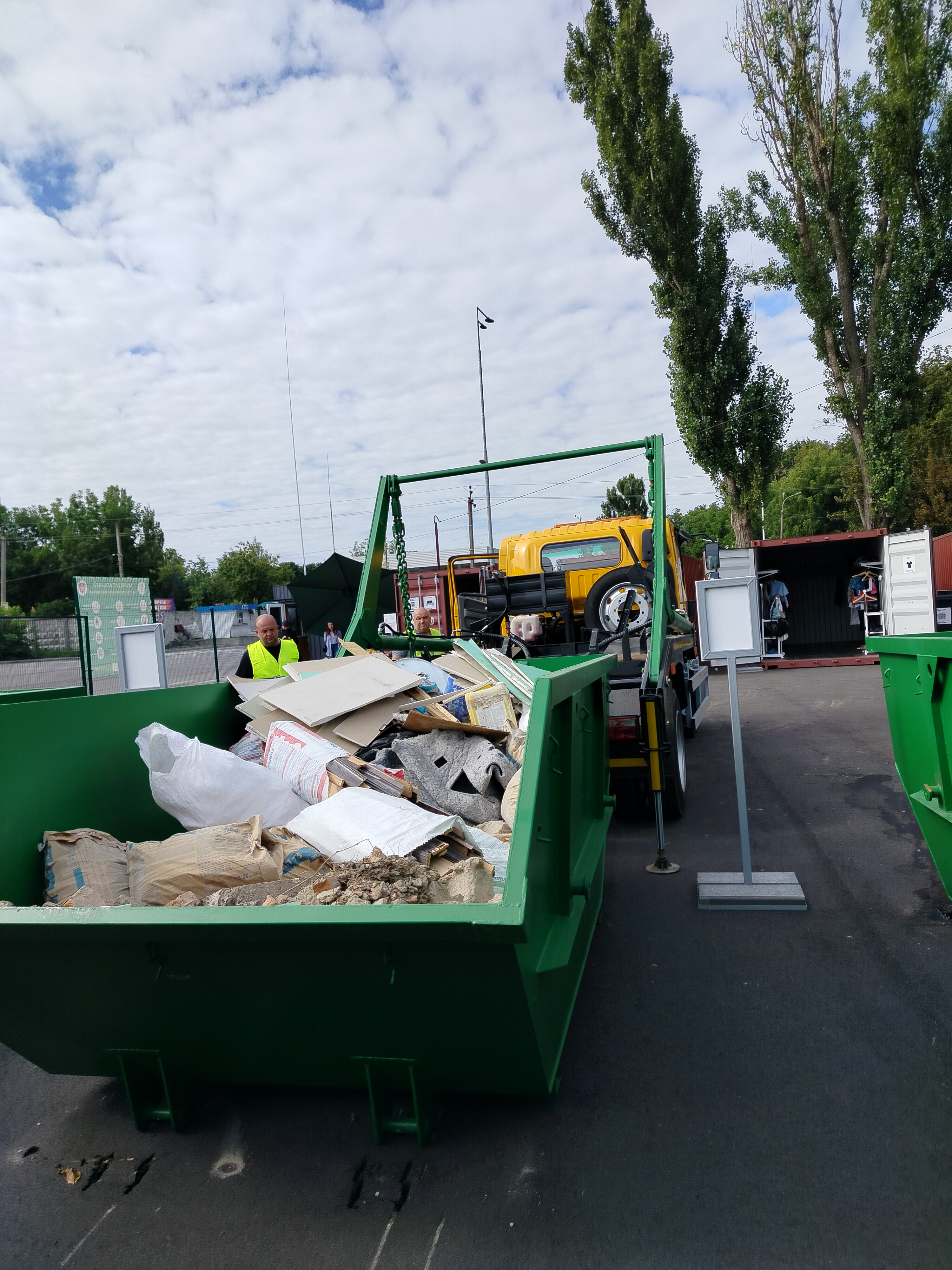 Прийняли більше 600 відвідувачів та вивантажили перший контейнер з будівельним сміттям. Як минув перший місяць роботи Муніципального центру управління відходами