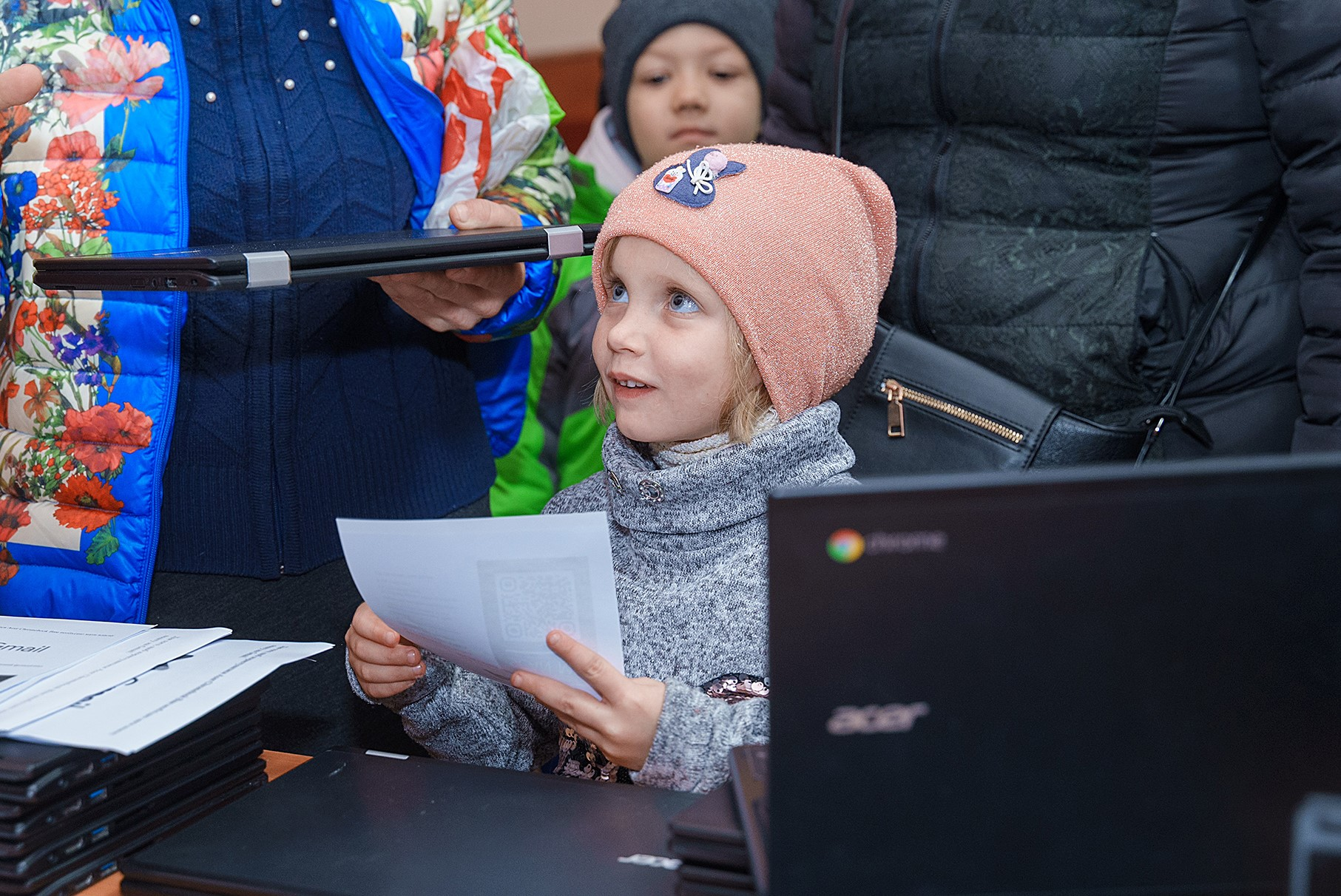 У Вінниці дітям з вразливих категорій роздали хромбуки, які передали британські волонтери з Пітерборо