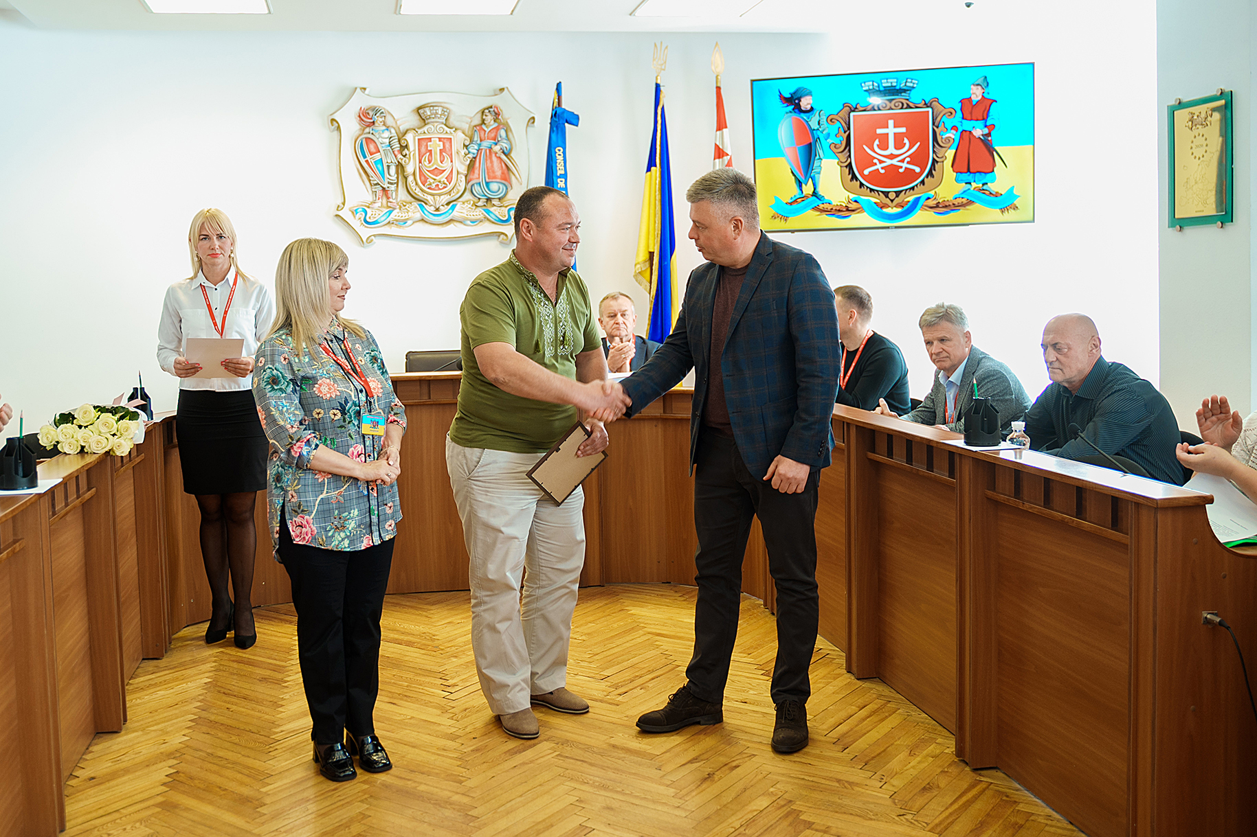 На засіданні виконавчого комітету міської ради вручили сертифікат на придбання автомобіля військовому, який з 2014 року боронить Україну