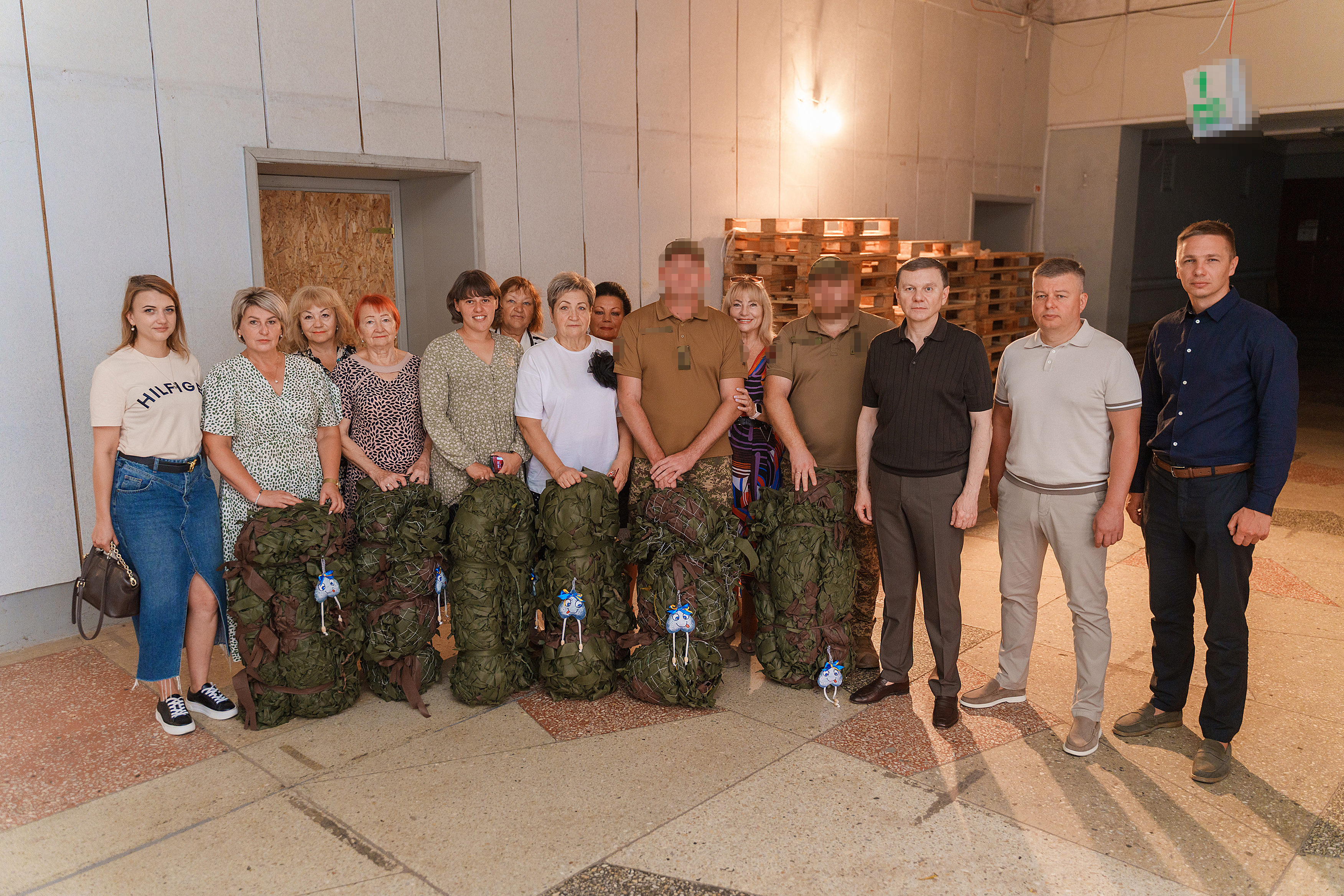 Волонтерки Вінницького терцентру департаменту соціальної політики міськради передали нацгвардійцям власноруч сплетені маскувальні сітки