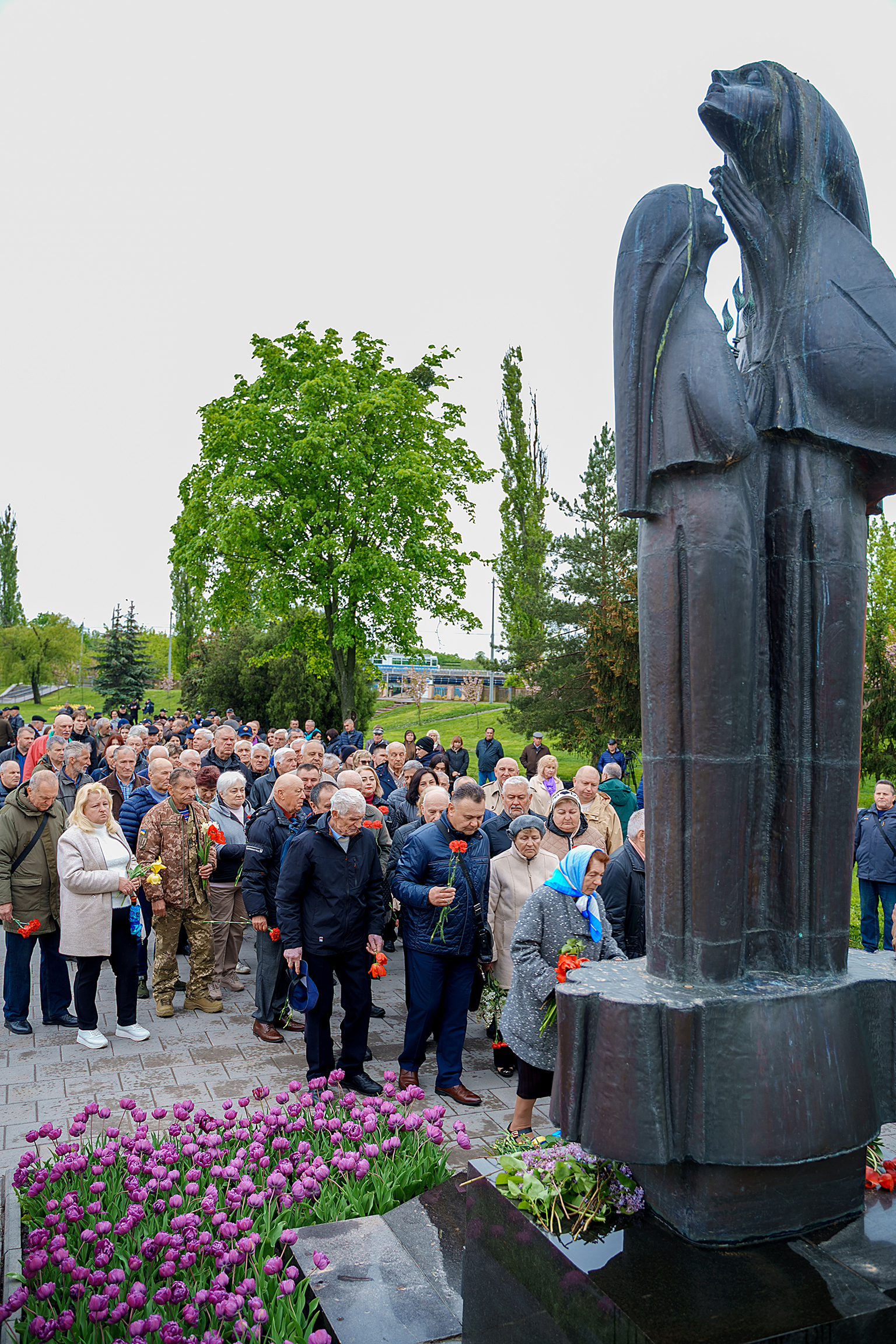 Покладання квітів до пам'ятника жертвам Чорнобиля