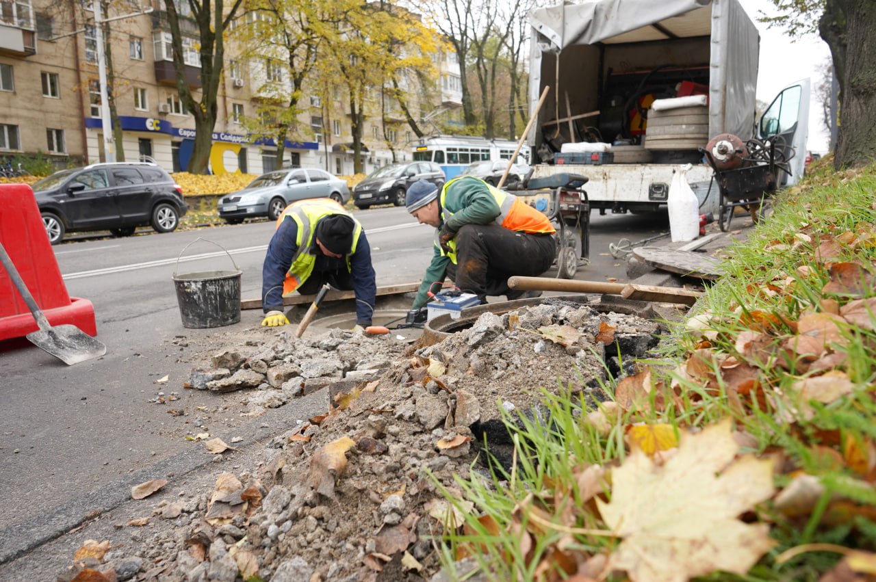 У Вінниці на замовлення міськради розпочали встановлення  удосконалених люків на  Хмельницькому шосе