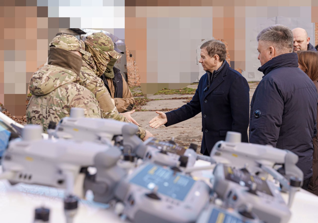 Команда Міжрегіонального координаційного гуманітарного штабу передала захисникам ще два пікапи, спеціалізований автомобіль та розвідувальні дрони 