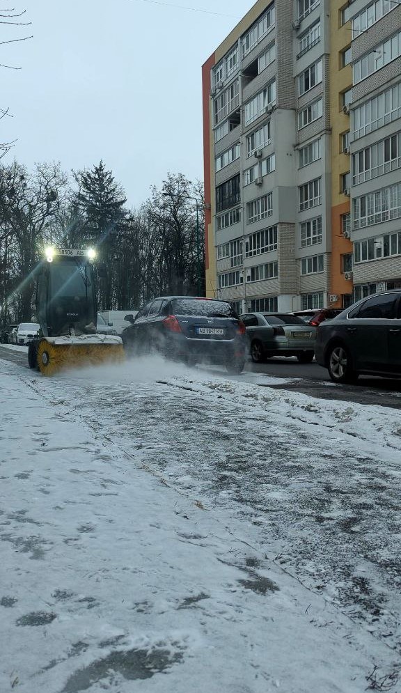 Нічний мінус та невеликий сніг. Комунальні служби Вінниці з вечора очищали територію міста