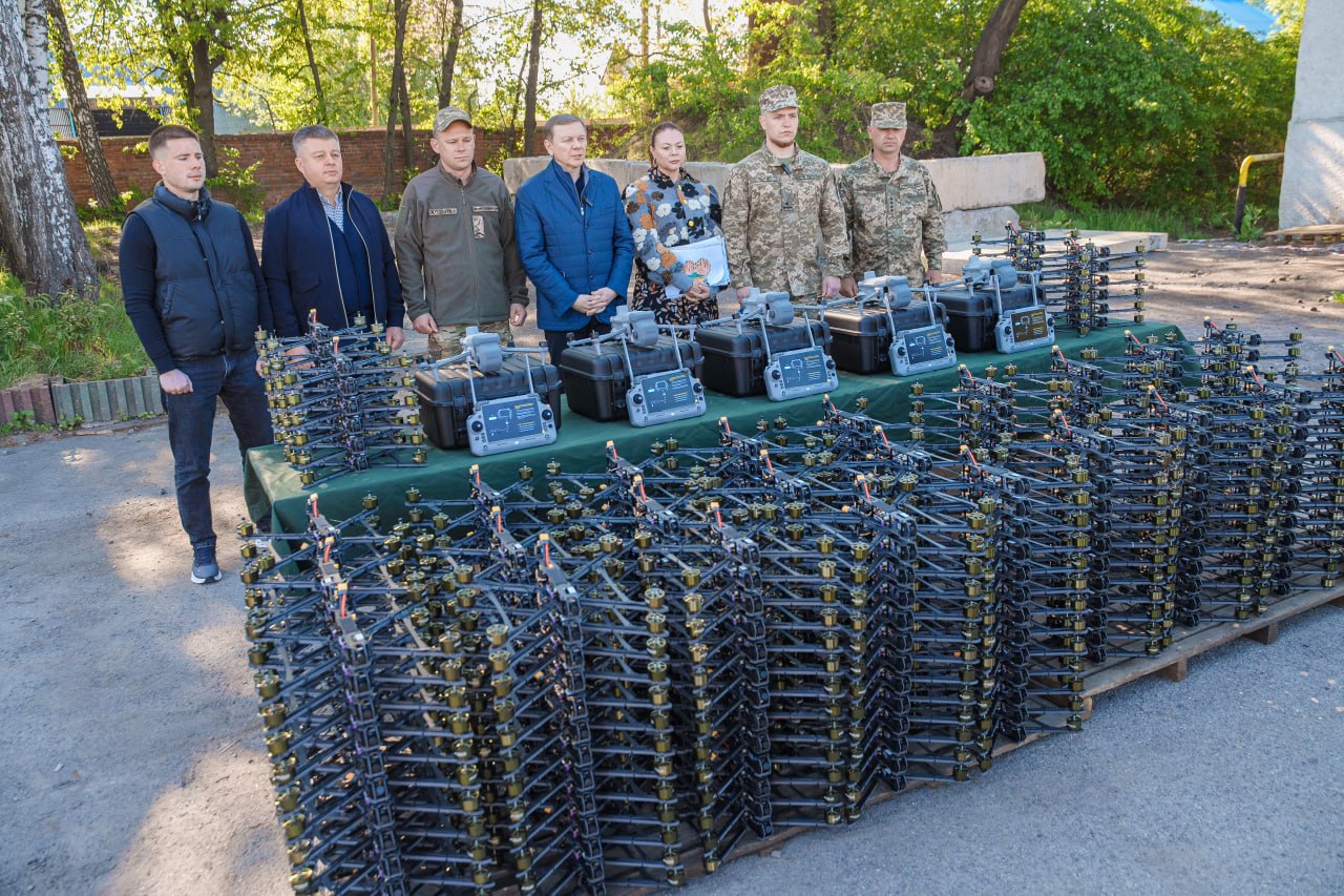 Команда Міжрегіонального координаційного гуманітарного штабу передала на фронт 400 FPV-дронів та 5 квадрокоптерів Matrice 4E 