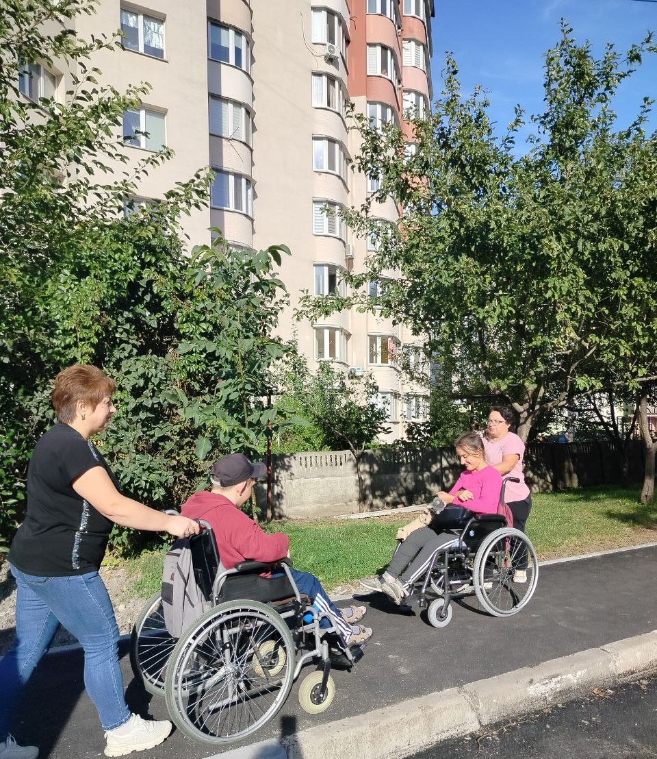 Полегшили пересування мешканців на кріслах колісних. У Вінниці у дворі на Тяжилові облаштували пішохідну доріжку
