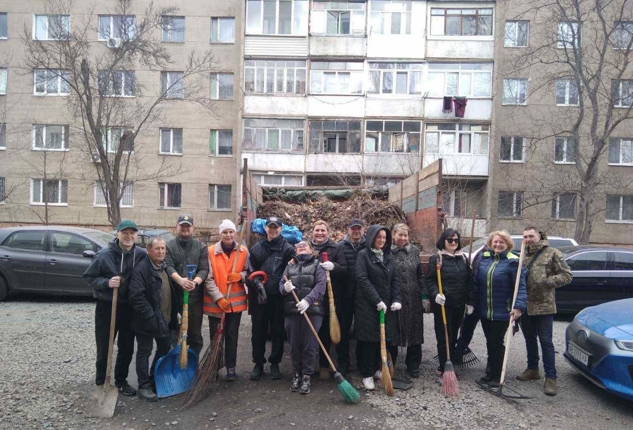 Зібрали понад 100 кубометрів сміття: мешканці вінницьких багатоповерхівок провели весняні толоки